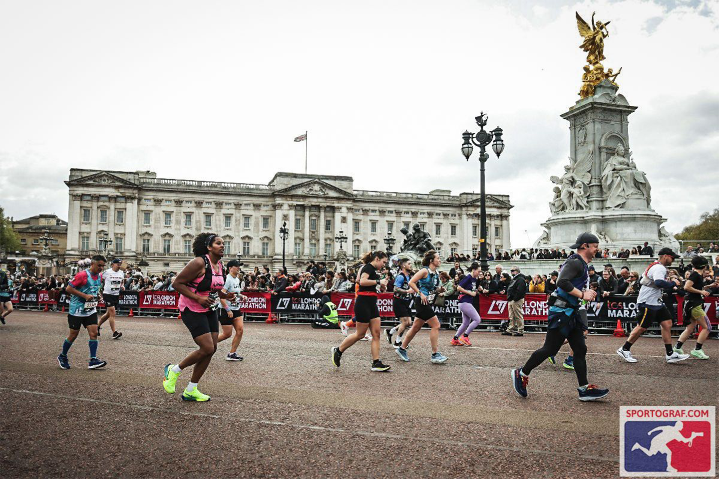 Runners in the London marathon run by Buckingham palace